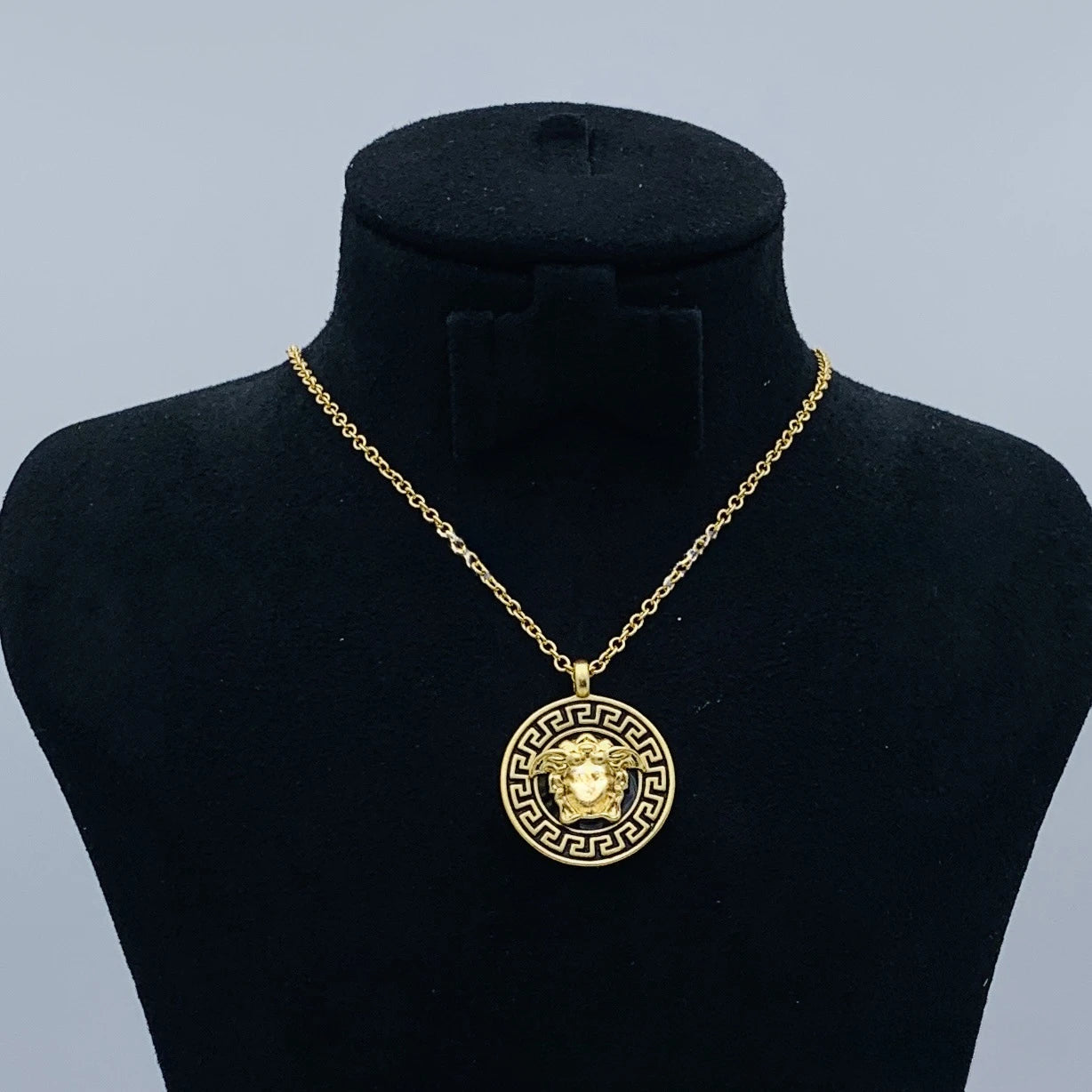 2025 New Necklace Va Premium Pendant Reveals Vintage Style Suitable for Gifts