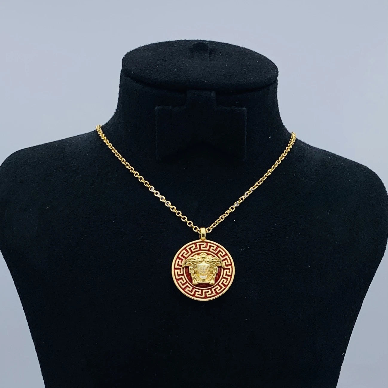 2025 New Necklace Va Premium Pendant Reveals Vintage Style Suitable for Gifts